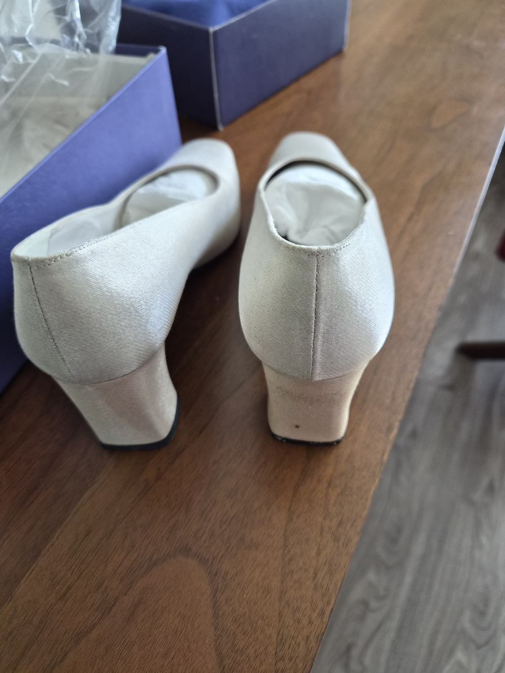 Stuart Weitzman - Picture 4 of 11